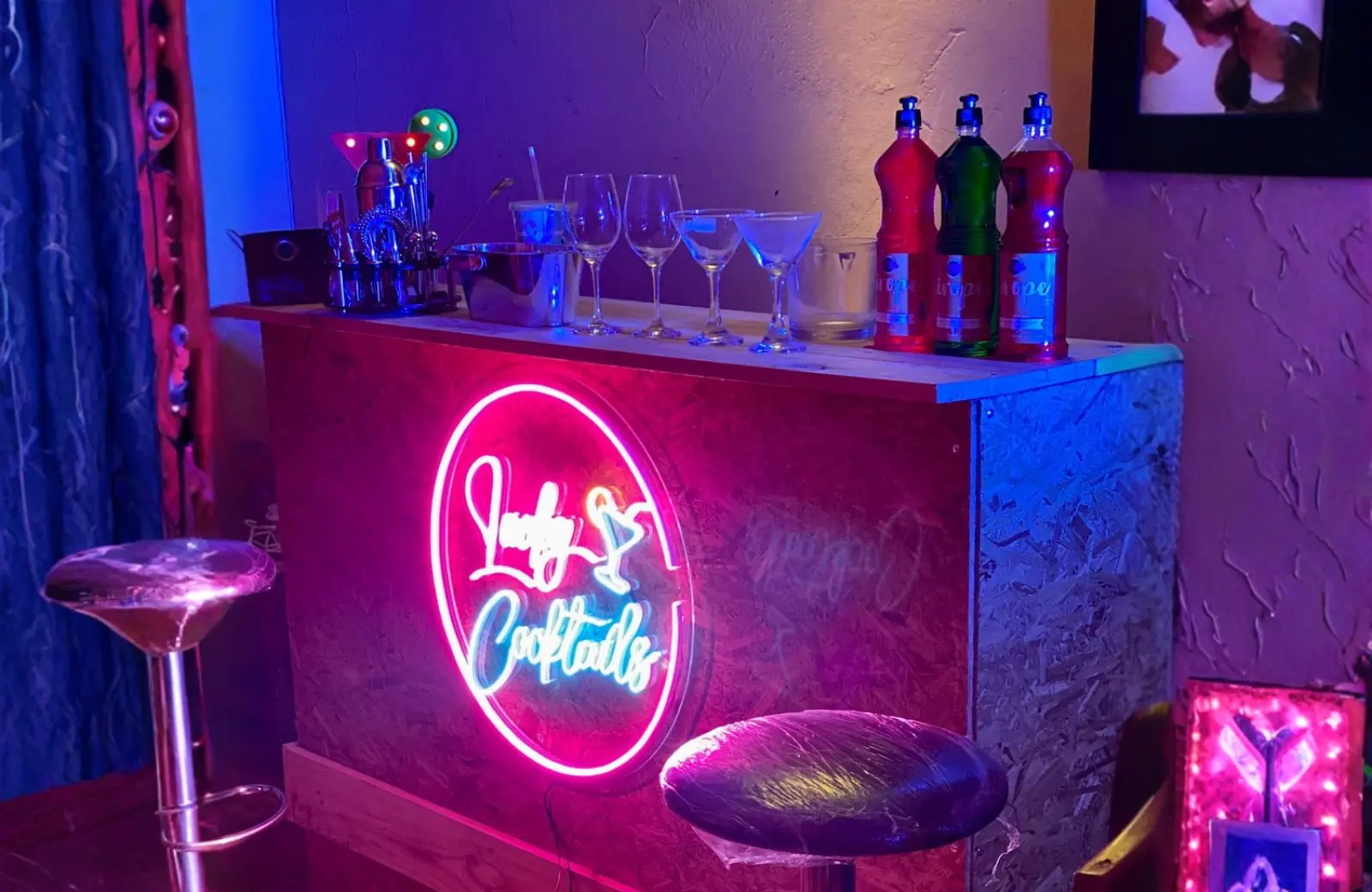 Barra móvil de lujo en evento corporativo con accesorios premium
