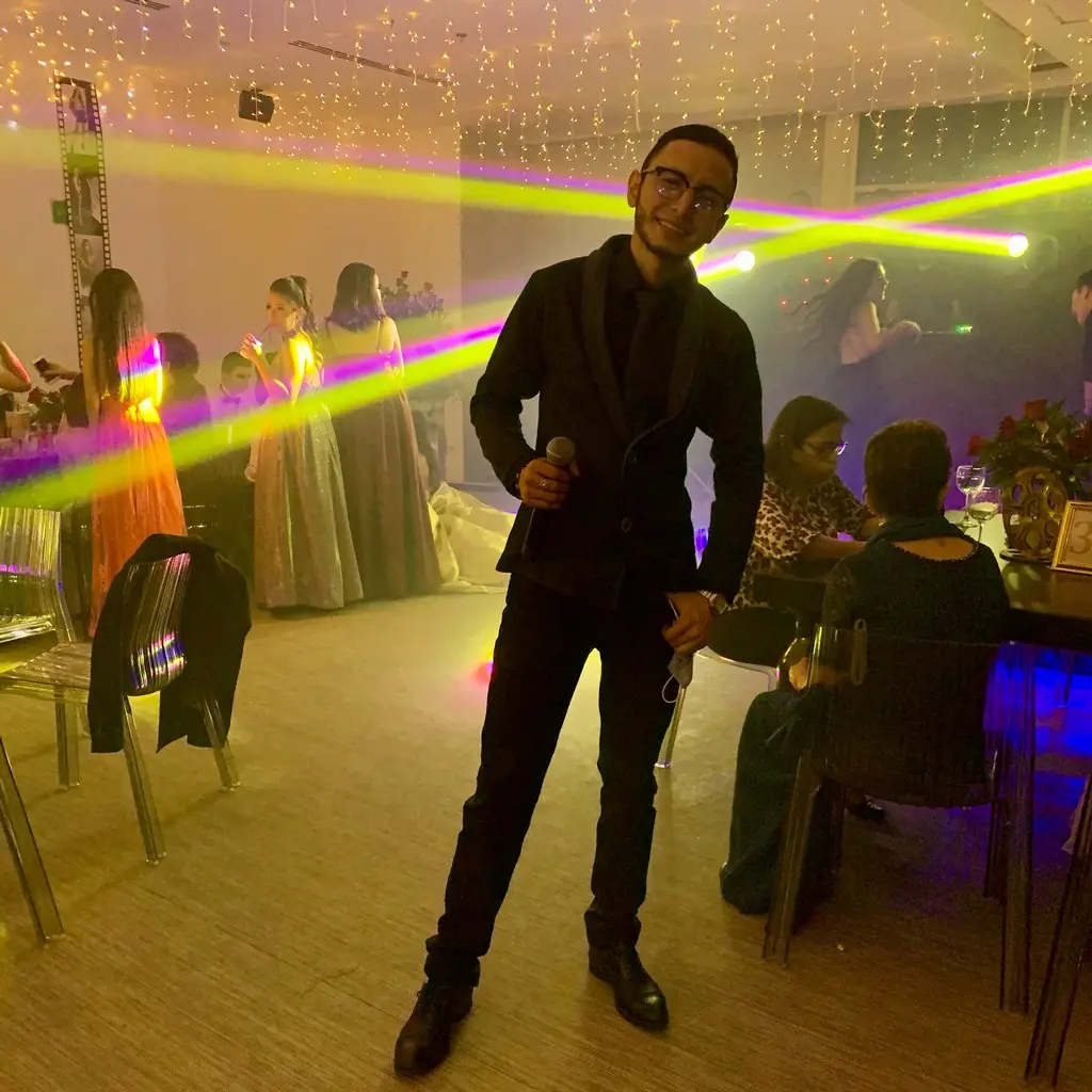 Salón de eventos corporativos con iluminación profesional azul y escenario de alto nivel
