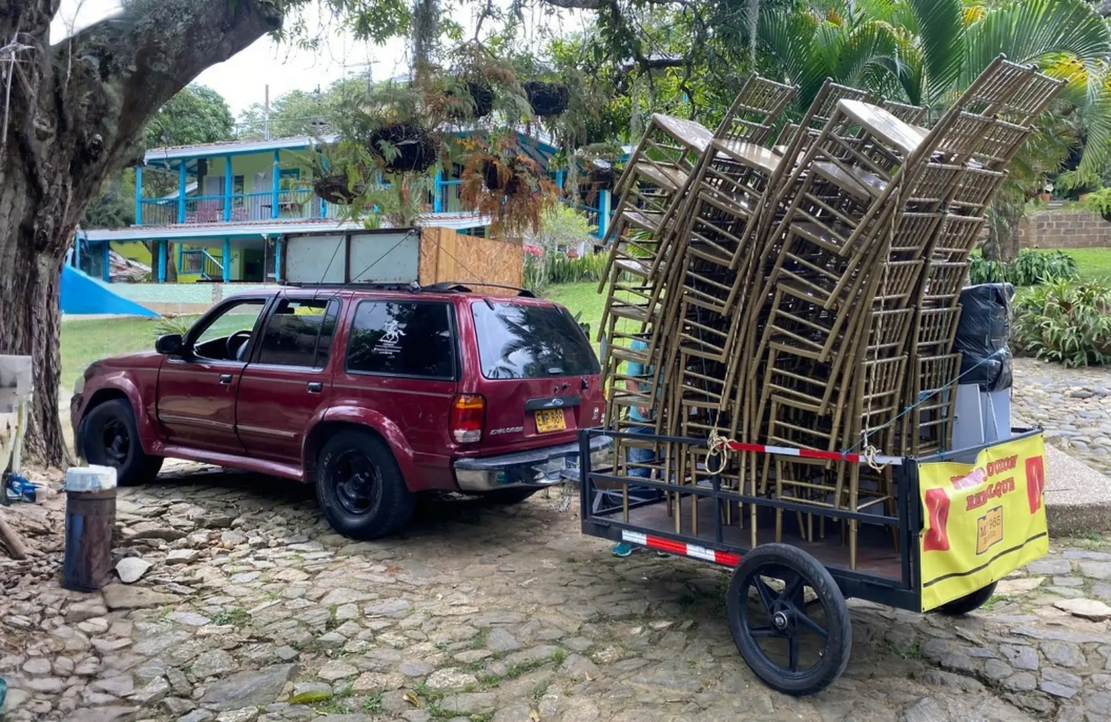 Hub logístico con flota de transporte en filas organizadas
