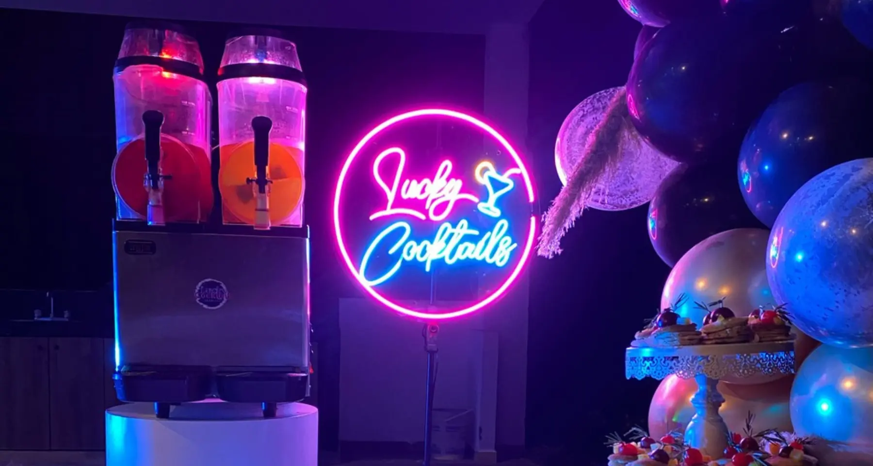 Bartender profesional preparando cóctel gourmet con iluminación dramática